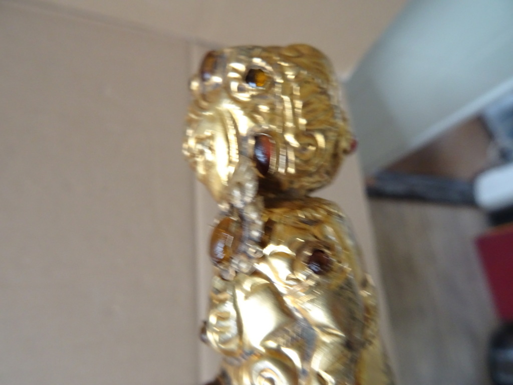 Antieke kris met verguld handvat belegd met steentjes Antieke kris met verguld handvat belegd met steentjes