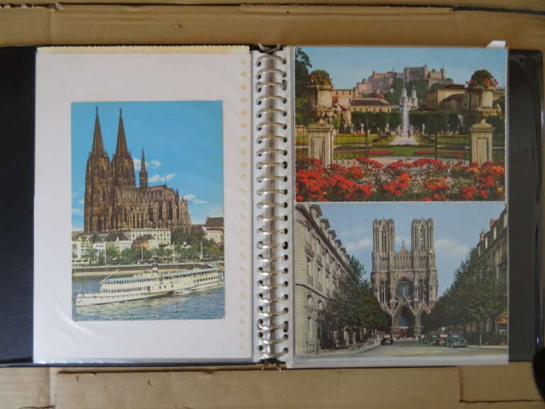 Collectie 53 ansichtkaarten met kerken