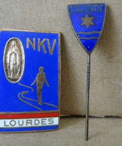 Speldbroche NKV Lourdes en speld Aan Christus door Maria