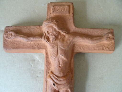 Antiek terracotta kruisbeeld 17x21cm