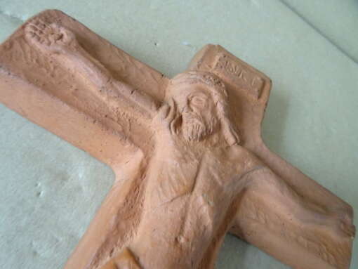 Antiek terracotta kruisbeeld 17x21cm