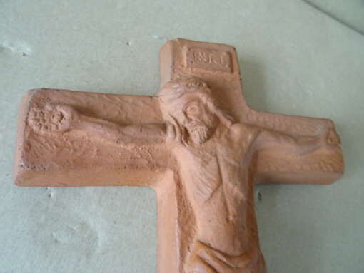 Antiek terracotta kruisbeeld 17x21cm