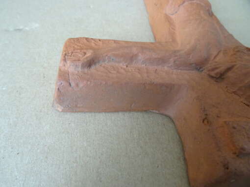 Antiek terracotta kruisbeeld 17x21cm