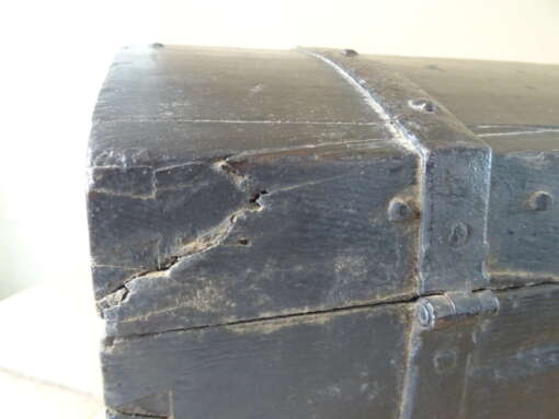 Grote antieke houten kist uit circa 1800