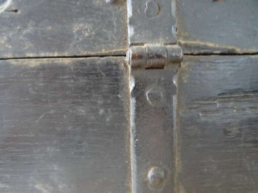 Grote antieke houten kist uit circa 1800