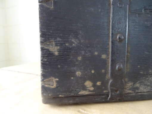 Grote antieke houten kist uit circa 1800
