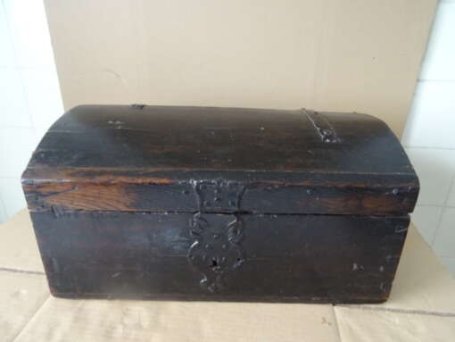 Grote antieke houten kist uit circa 1800