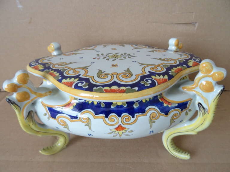 Alternative view of Faience aardewerk pronkschaal Vieux Rouen stijl