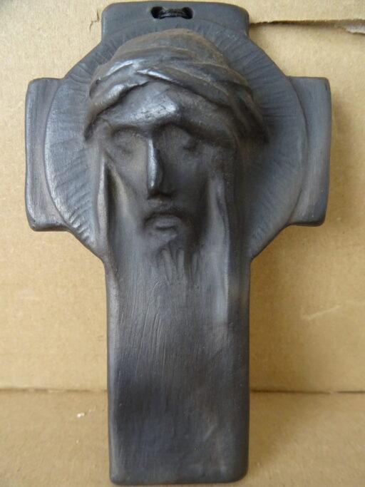 Aardewerk kruisbeeld Art deco stijl 13cm