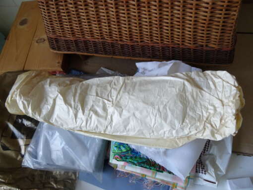 Vintage rotan lappenmand gevuld met lappen stof