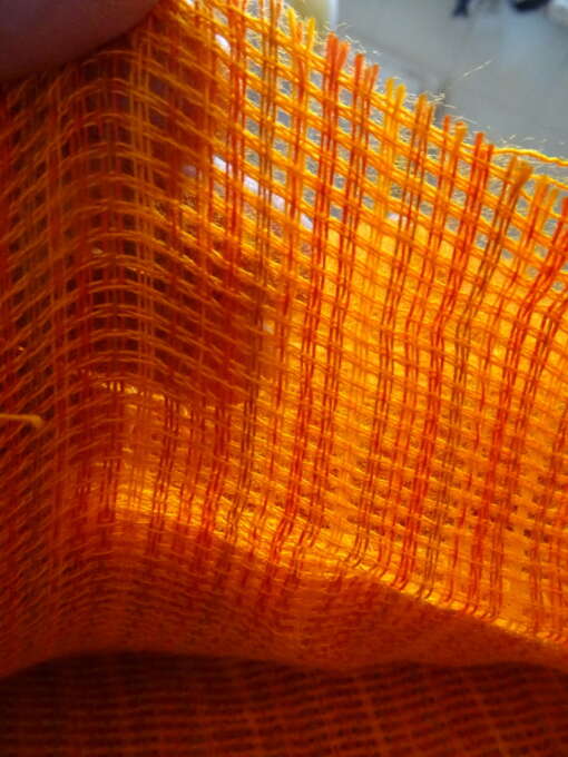 Vintage rotan lappenmand gevuld met lappen stof