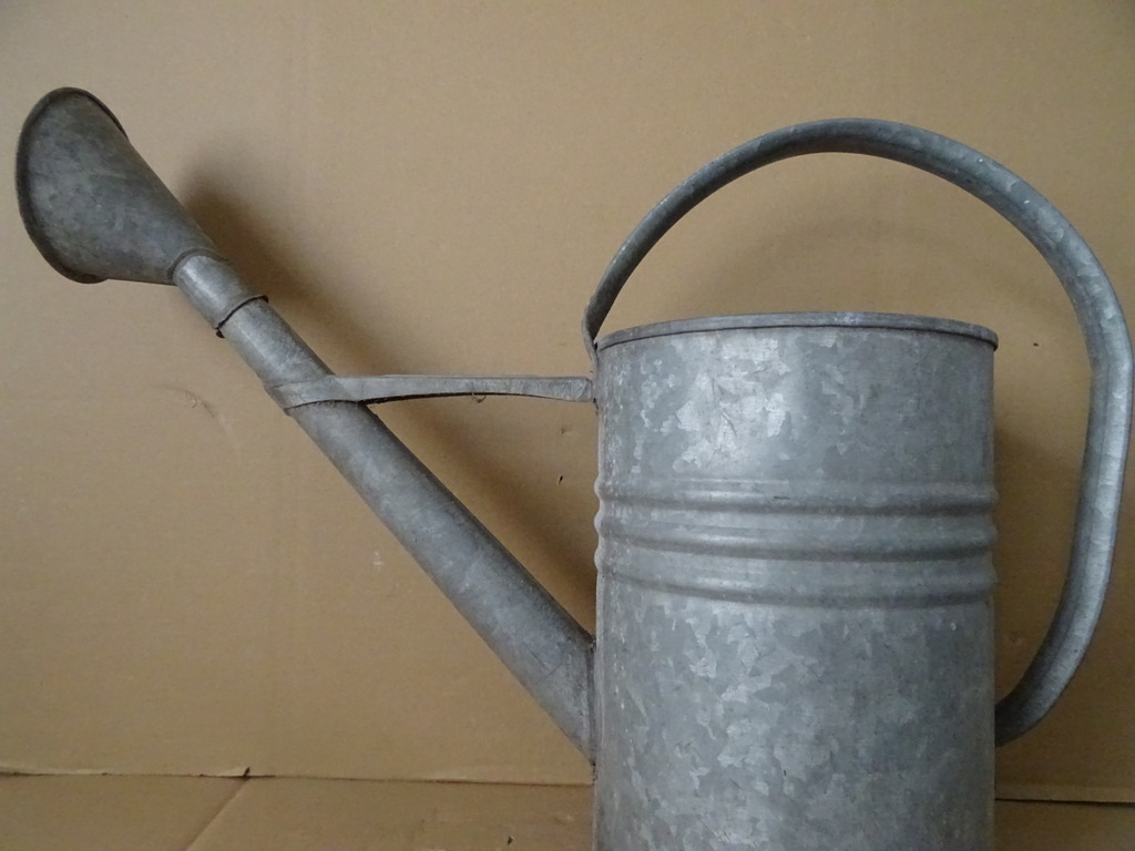 Grote zinken gieter vintage