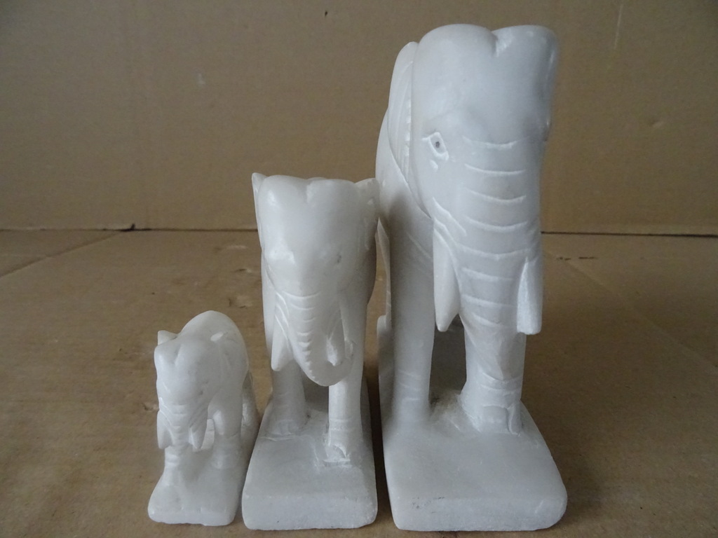 Set olifanten beeldjes Thailand van albast Set olifanten beeldjes Thailand van albast