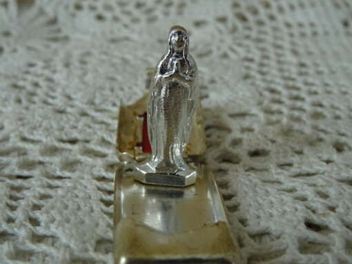 Antiek verguld miniatuur altaar met Mariabeeldje