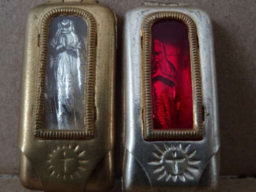 Antiek verguld miniatuur altaar met Mariabeeldje
