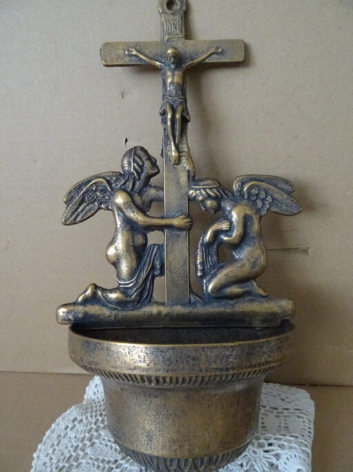 Antiek wijwaterbakje met engelen 31cm