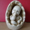 Vintage polystone beeldje Baby in ei 7cm