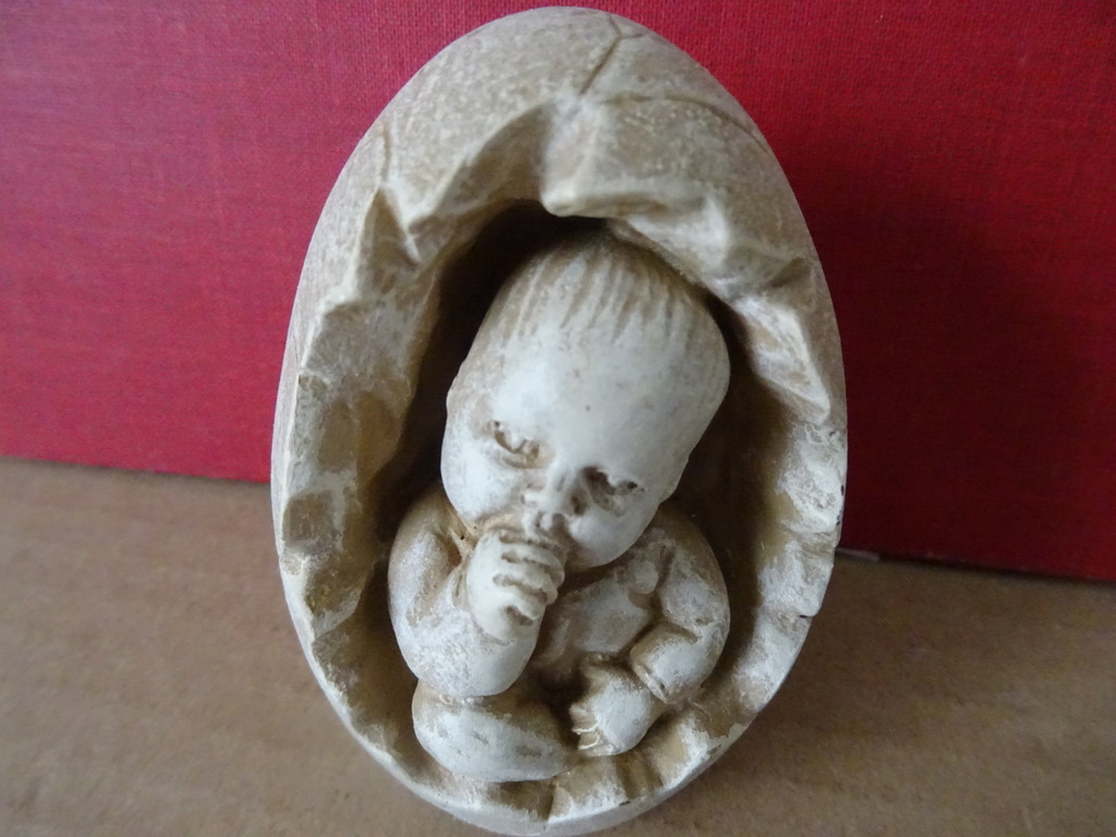 Vintage polystone beeldje Baby in ei 7cm - Afbeelding 2