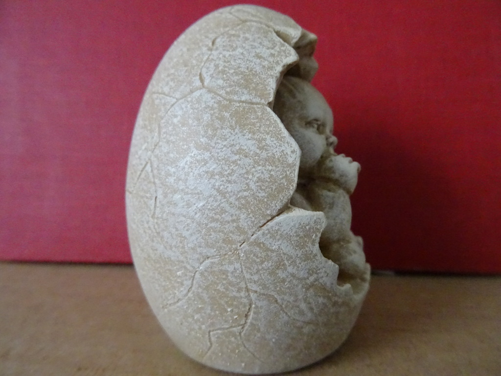 Vintage polystone beeldje Baby in ei 7cm - Afbeelding 3