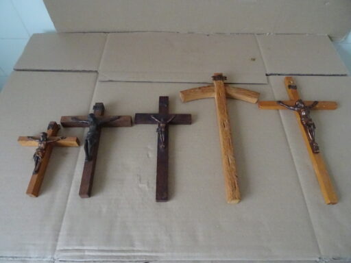 Collectie antieke houten kruizen 9 euro per stuk