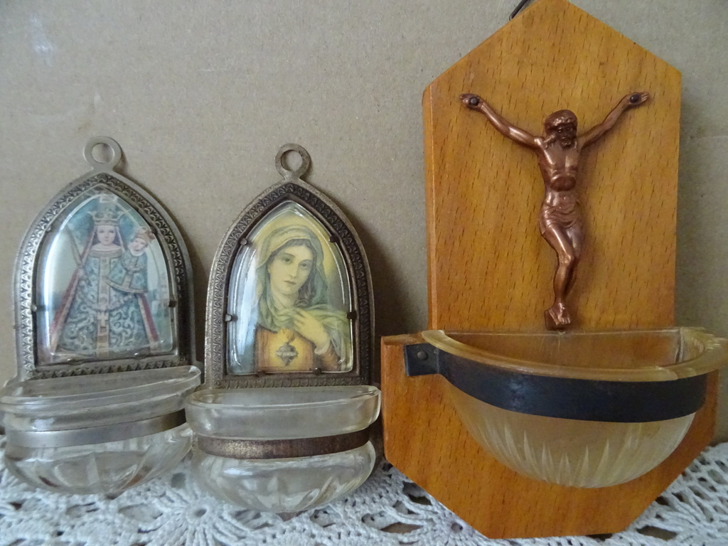 Collectie vintage wijwaterbakjes 9 euro per stuk - Afbeelding 17