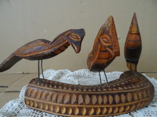 Houten beeld boomstam met vogels 15cm