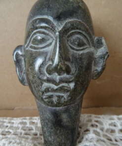 Mythologische stenen kop 8cm Precolumbiaanse stijl of Afrikaans