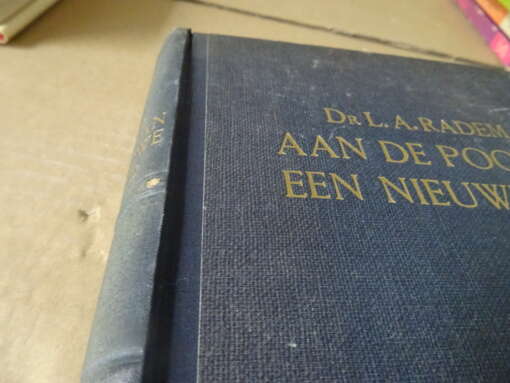 Dr. L. A. Rademaker Aan de poort van een nieuwe wereld