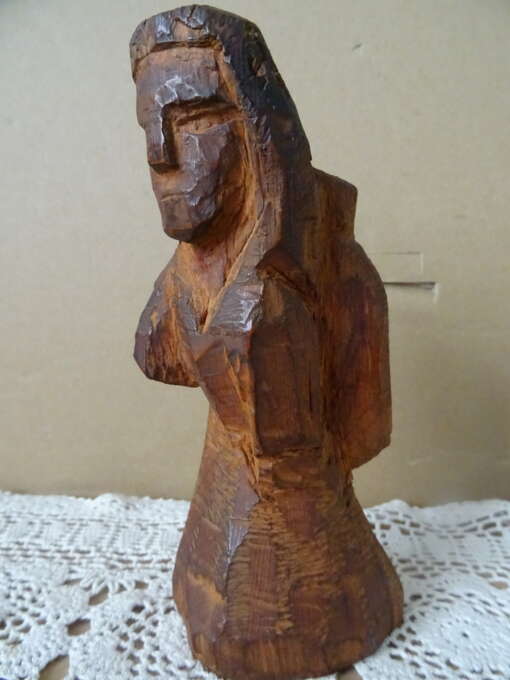 Antiek houten beeld 16cm man met tas of draagmand