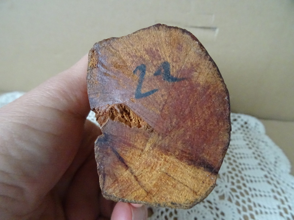 Antiek houten beeld 16cm man met tas of draagmand Christoffel? Antiek houten beeld 16cm man met tas of draagmand Christoffel?