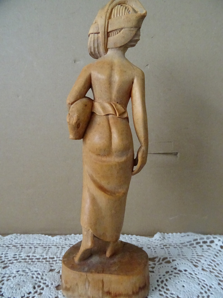 Indonesisch beeld vrouw met varken 25cm Bali of Sumatra Indonesisch beeld vrouw met varken 25cm Bali of Sumatra