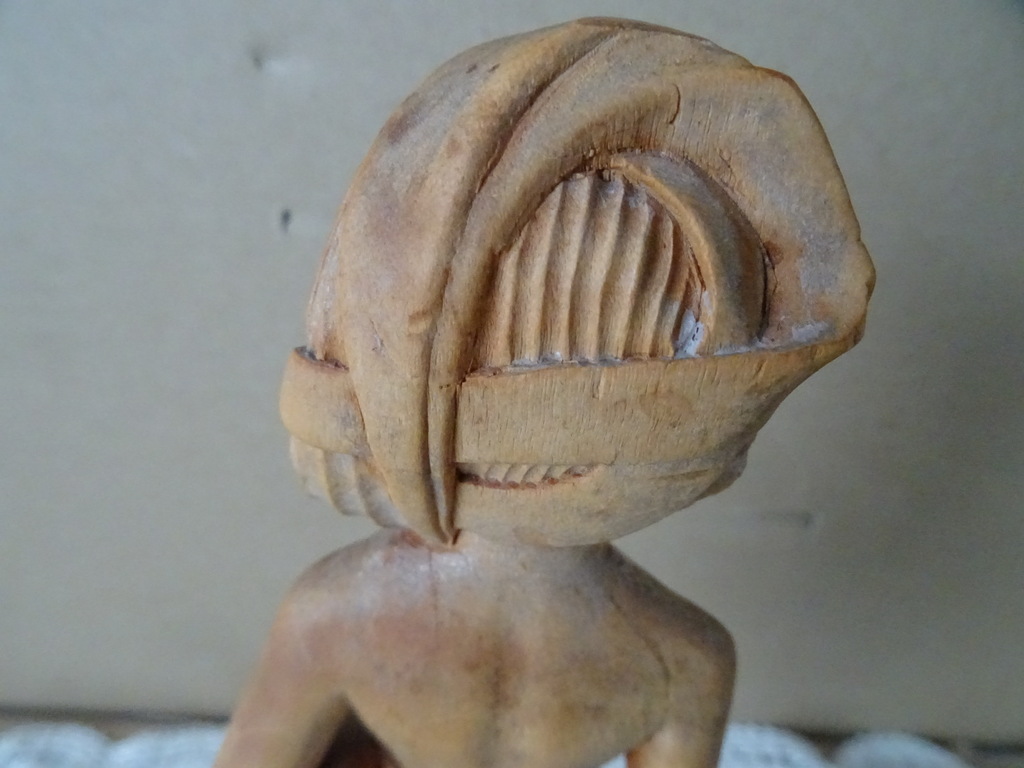 Indonesisch beeld vrouw met varken 25cm Bali of Sumatra Indonesisch beeld vrouw met varken 25cm Bali of Sumatra