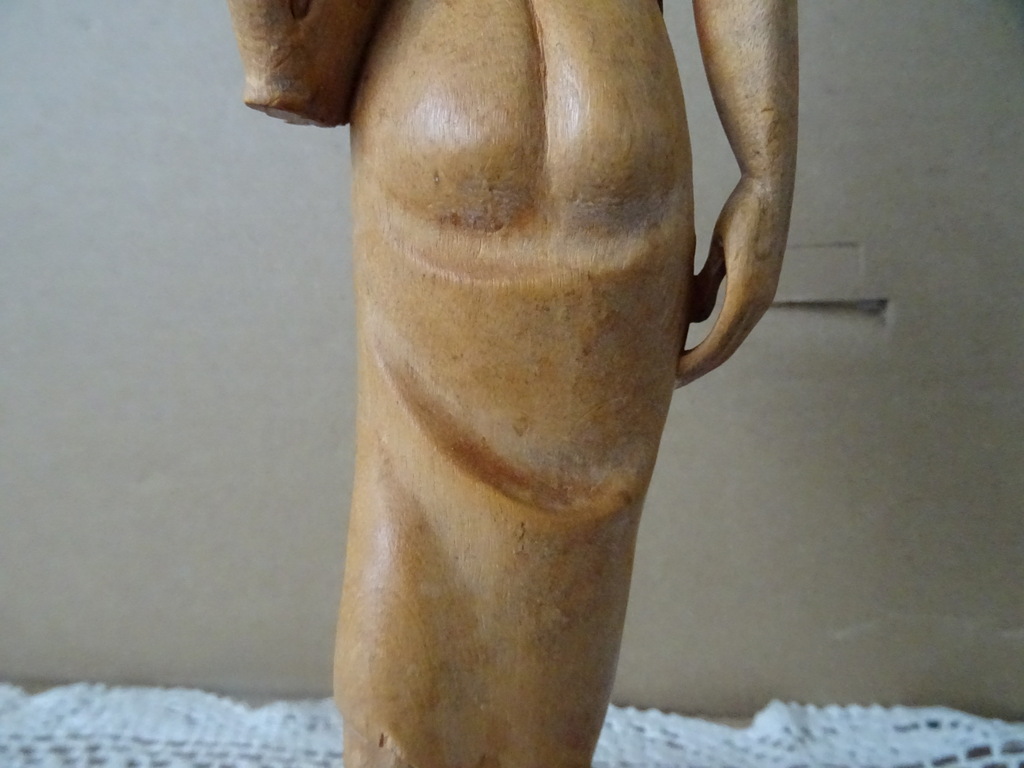 Indonesisch beeld vrouw met varken 25cm Bali of Sumatra Indonesisch beeld vrouw met varken 25cm Bali of Sumatra