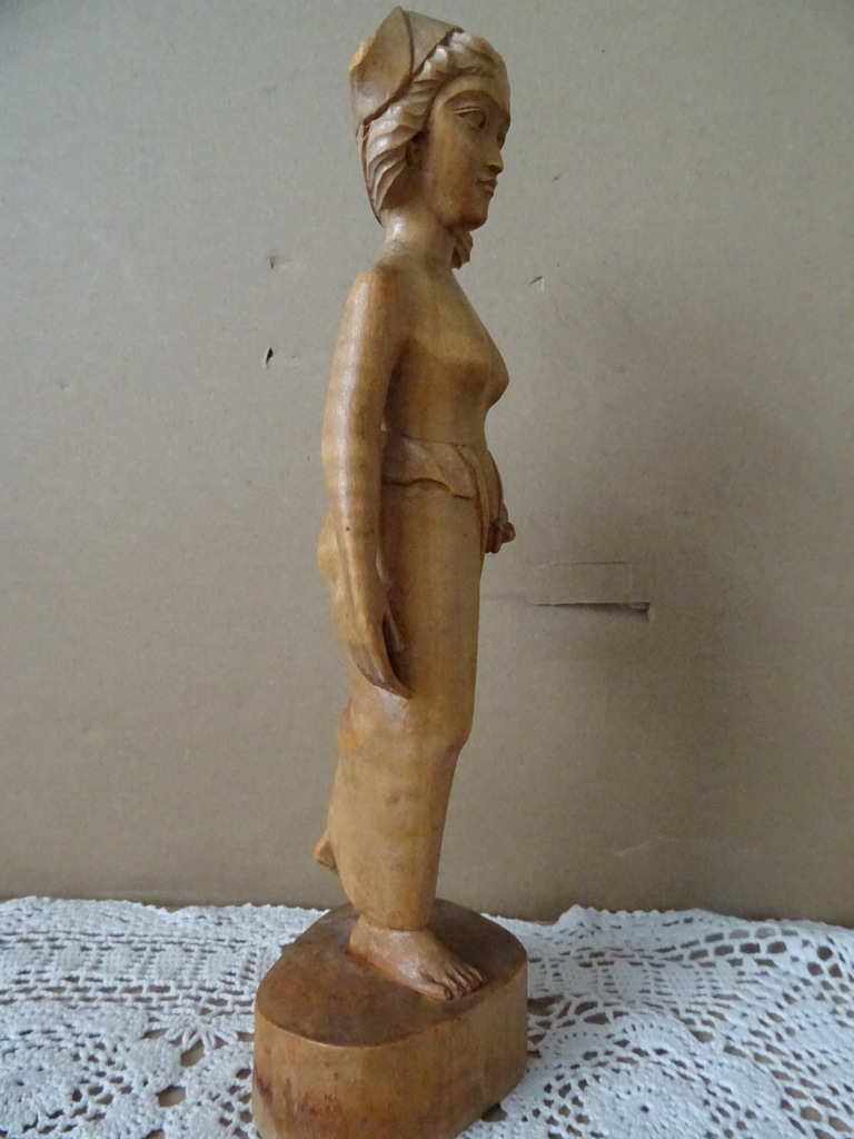 Indonesisch beeld vrouw met varken 25cm Bali of Sumatra Indonesisch beeld vrouw met varken 25cm Bali of Sumatra