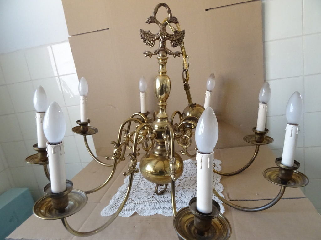 Vintage koperen kroonluchter met dubbelkoppige adelaar Vintage koperen kroonluchter met dubbelkoppige adelaars