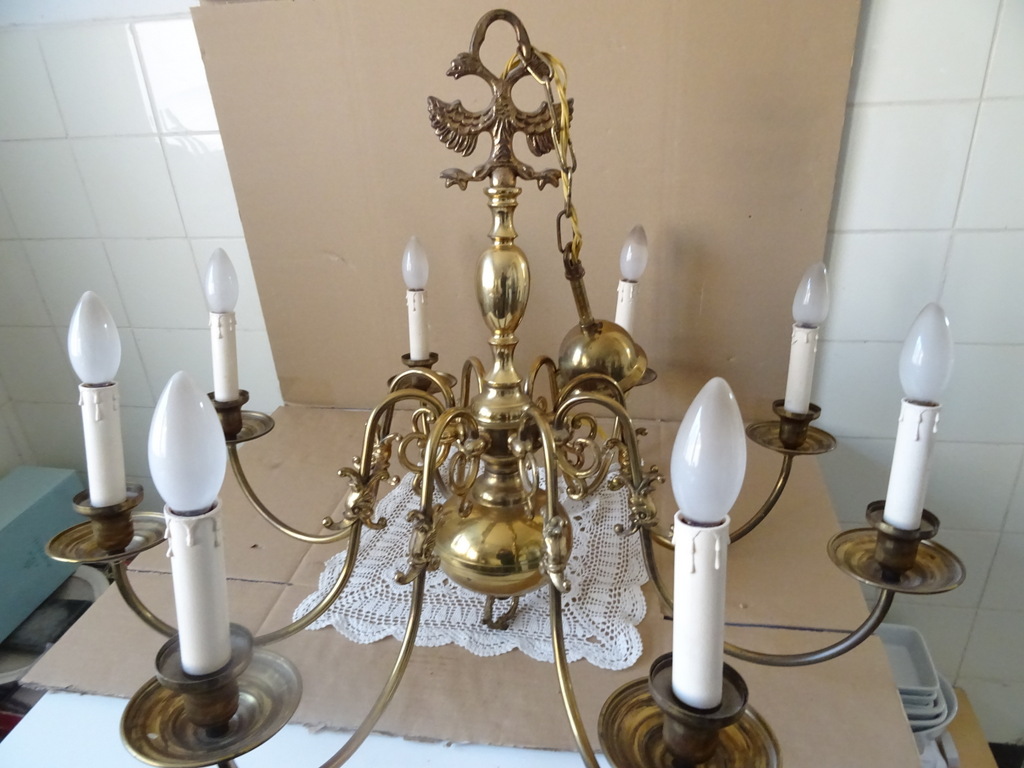 Vintage koperen kroonluchter met dubbelkoppige adelaar Vintage koperen kroonluchter met dubbelkoppige adelaar