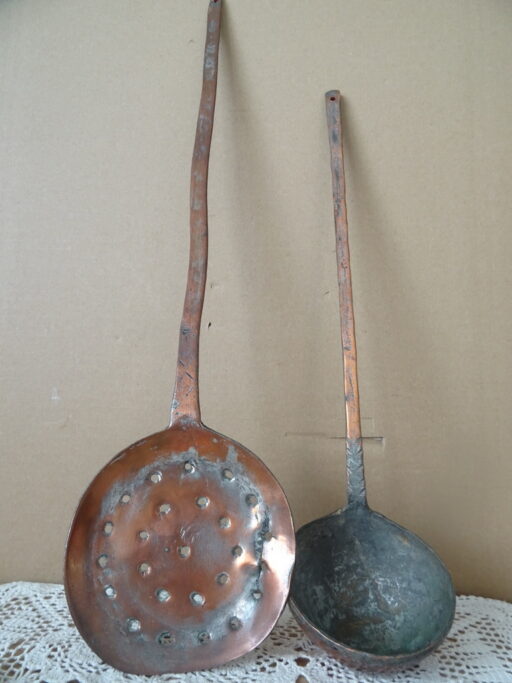 Antieke koperen lepels 52cm en 42cm