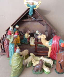 Antieke gipsen kerstgroep en kerststal Antieke gipsen kerstgroep en kerststal