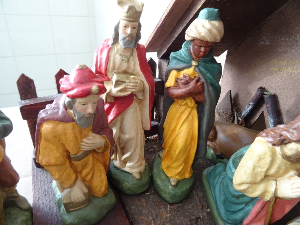 Antieke gipsen kerstgroep en kerststal Antieke gipsen kerstgroep en kerststal