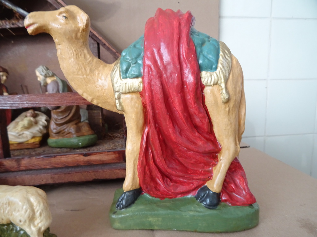 Antieke gipsen kerstgroep en kerststal Antieke gipsen kerstgroep en kerststal