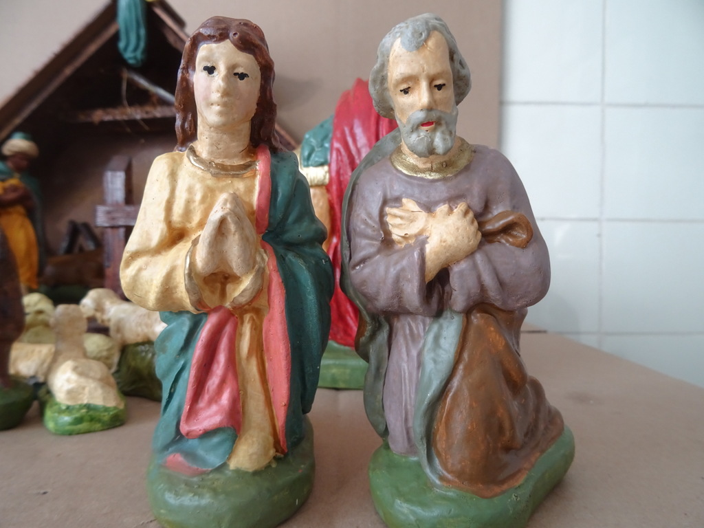 Antieke gipsen kerstgroep en kerststal Antieke gipsen kerstgroep en kerststal