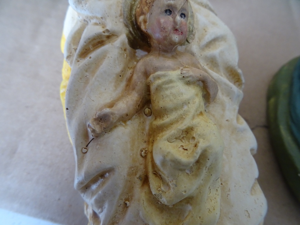 Antieke gipsen kerstgroep en kerststal Antieke gipsen kerstgroep en kerststal