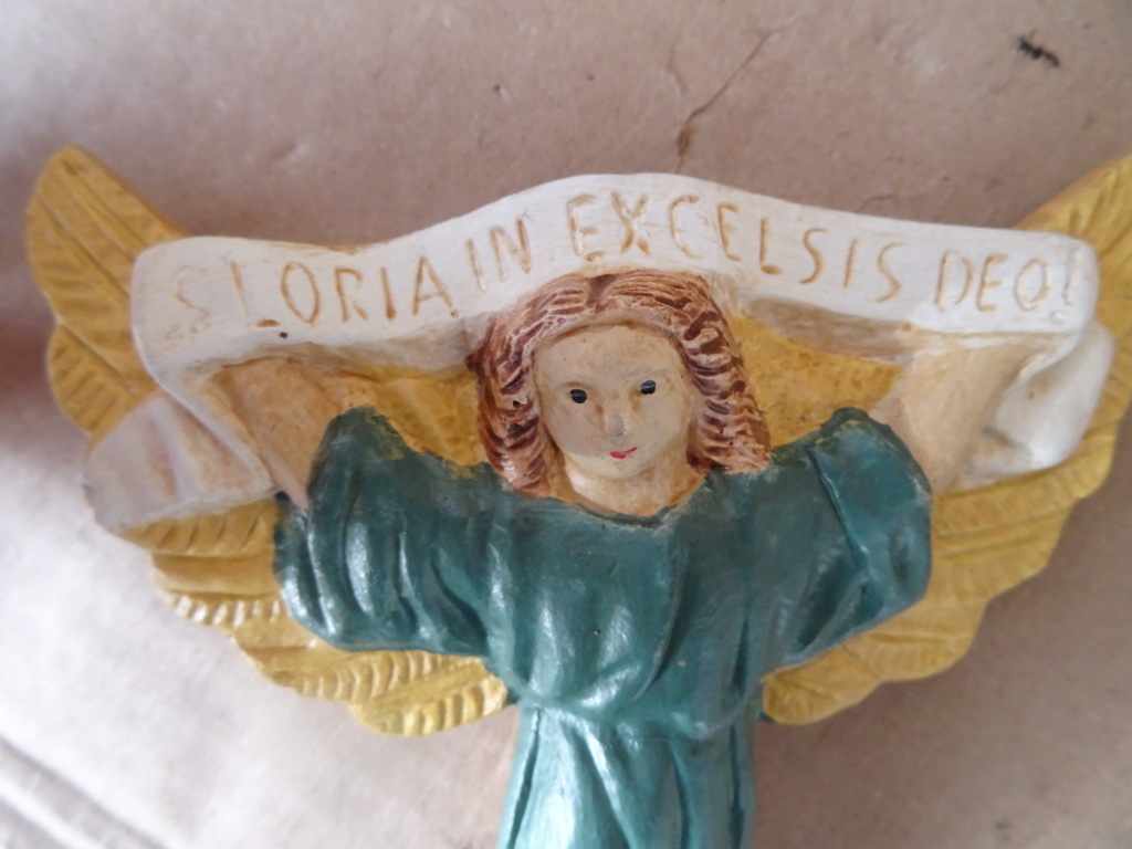 Antieke gipsen kerstgroep en kerststal Antieke gipsen kerstgroep en kerststal