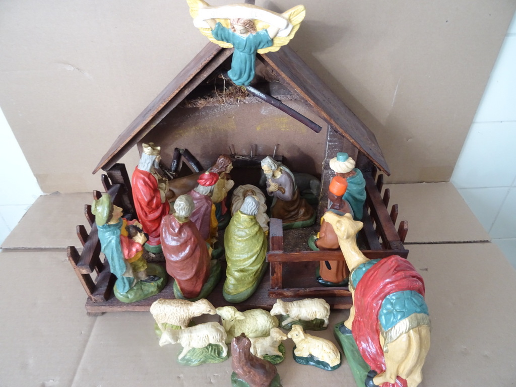 Antieke gipsen kerstgroep en kerststal Antieke gipsen kerstgroep en kerststal