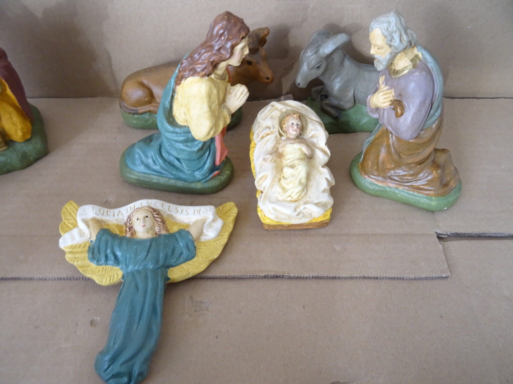 Antieke gipsen kerstgroep en kerststal Antieke gipsen kerstgroep en kerststal