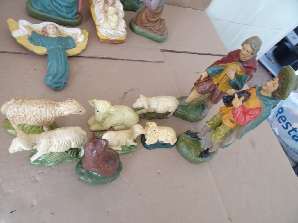 Antieke gipsen kerstgroep en kerststal Antieke gipsen kerstgroep en kerststal