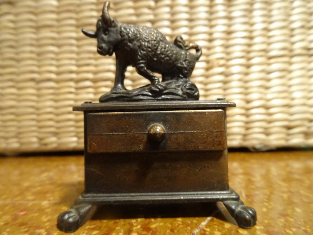 Koperen puntenslijper Stier 7cm vintage