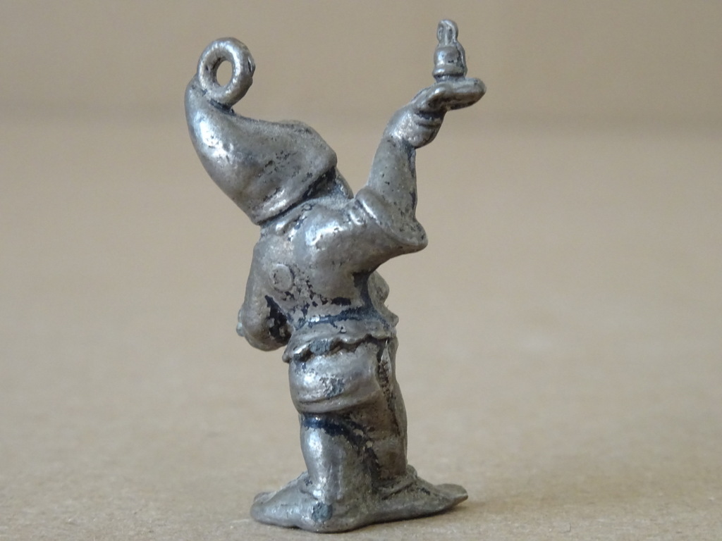 Vintage zilveren of verzilverd medaillon dwerg miniatuur beeldje - Afbeelding 3