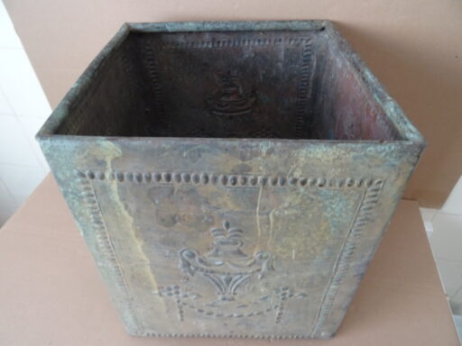 Antieke of vintage koperen kaarsendover