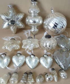 Collectie glazen kerstballen en piek boerenzilver stijl